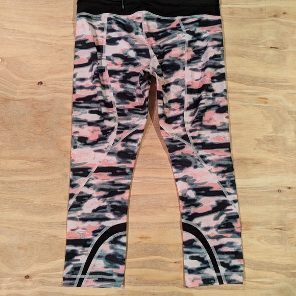 Lululemon Wamo Camo Inspire Crops - Picture 2 of 4